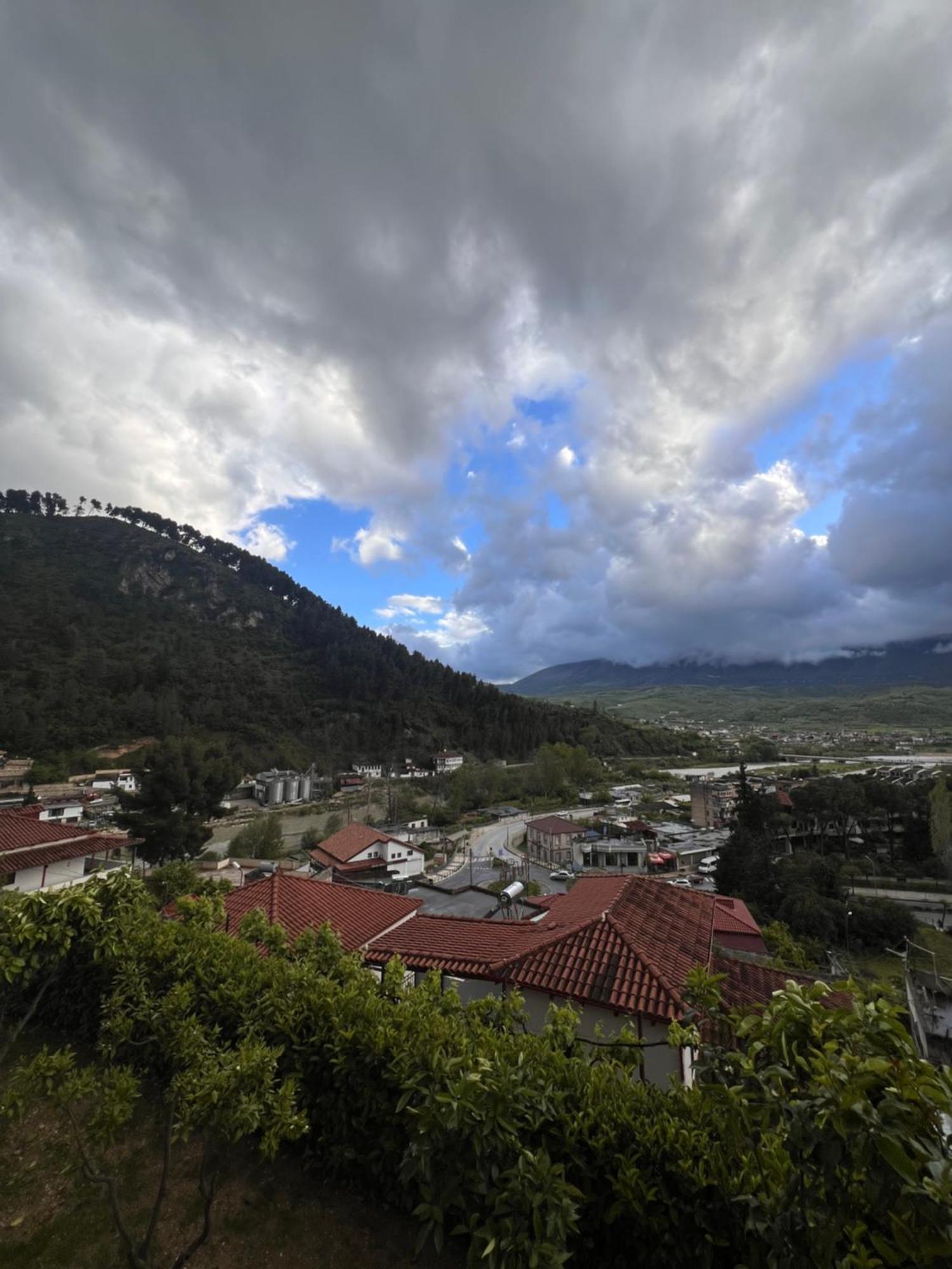 Hotel Villa Edis Berat Esterno foto